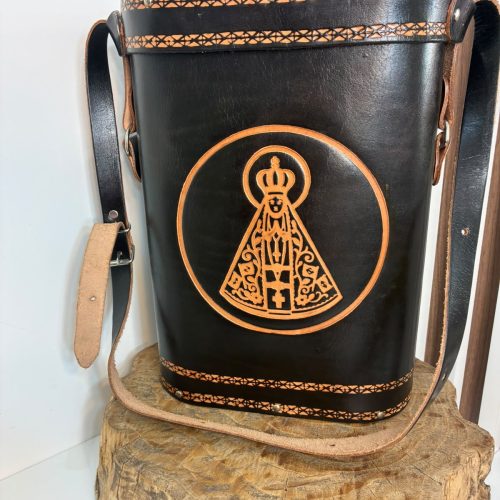 Mateira de Couro Legítimo Nossa Senhora Aparecida para Garrafa Térmica de 1 Litro