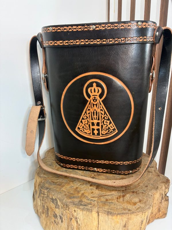 Mateira de Couro Legítimo Nossa Senhora Aparecida para Garrafa Térmica de 1 Litro