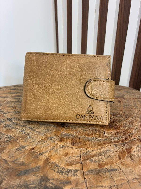 WhatsApp Image 2026-08-02 at 20.48.17 Carteira Masculina Campana em Couro Escovado Claro – Fechamento por aba com botão - Com Porta Documentos, Porta Moedas e Porta Cartões